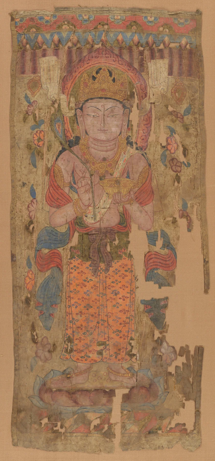 Uzun ve yıpranmış ipek sancakta zengin süslü bodhisattva lotus üzerinde durup çiçek ile sığ kap tutuyor.
