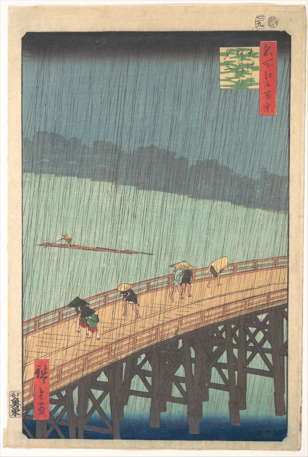 Hiroshige'nin dikey ağaç baskısı Ani Sağanak; nehrin üzerinde çapraz uzanan köprüyü yoğun yağmur altında geçen insanlar görülüyor.