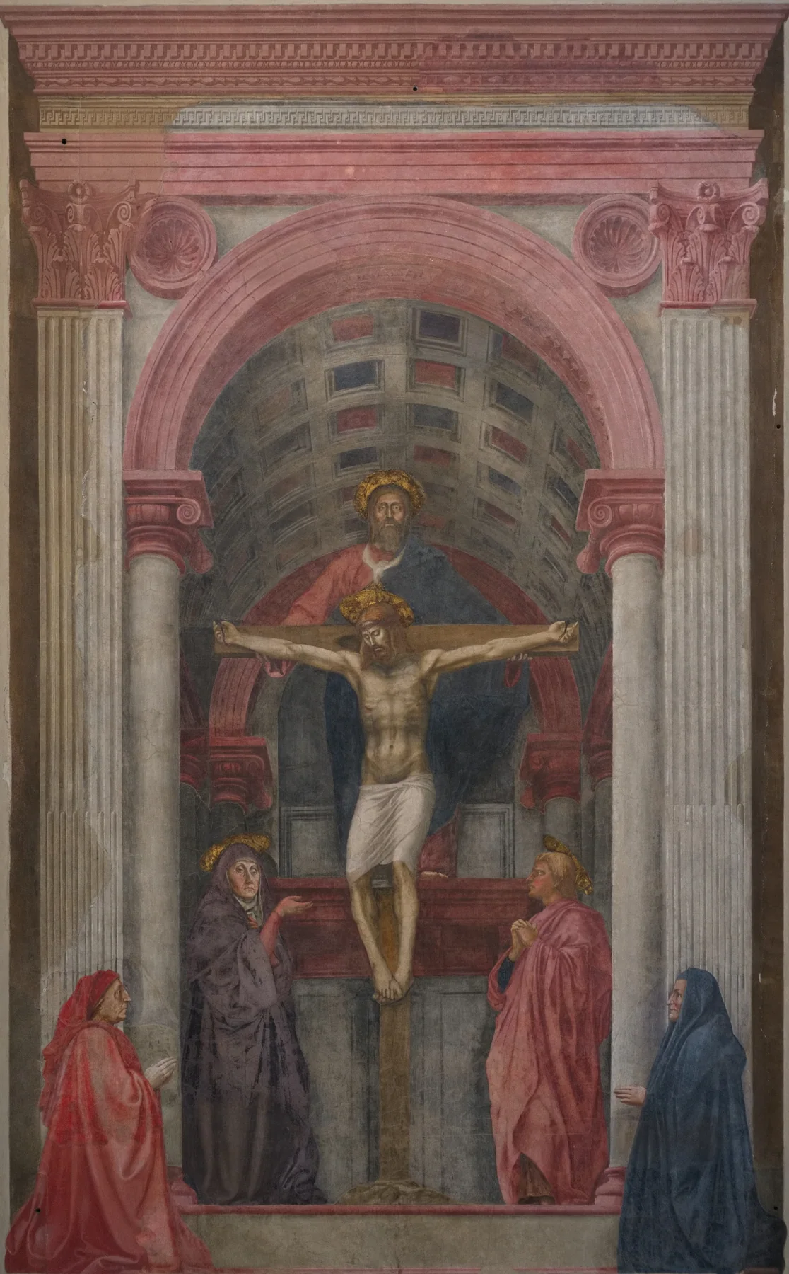 Masaccio'nun Kutsal Üçleme freskinin üst bölümünde Tanrı, boyalı tonozlu şapel içinde çarmıha gerilmiş İsa'yı destekliyor; iki hami dışta diz çöküyor.