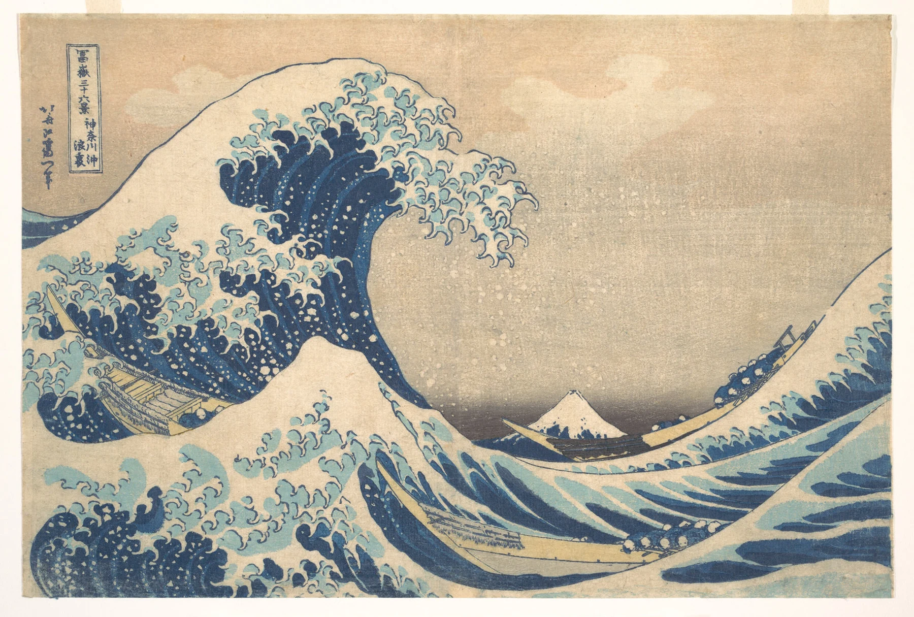 Hokusai’nin Büyük Dalga’sı; pençeyi andıran dev mavi dalganın altındaki üç tekne ve uzak ufukta karla kaplı Fuji Dağı.