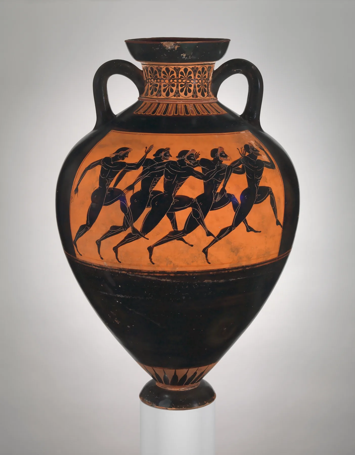 Siyah figürlü pişmiş toprak amphora üzerinde, üst üste binen uzuvları ileri hareket ritmi üreten beş çıplak erkek koşucu.