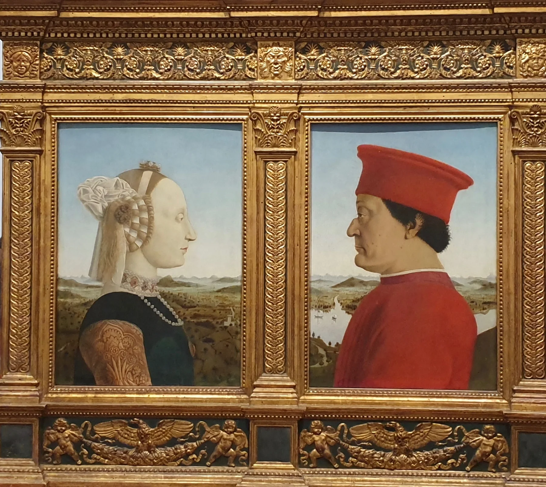 Piero della Francesca'nın Federico da Montefeltro ve Battista Sforza profil portreleri kesintisiz peyzaj önünde birbirine bakıyor.
