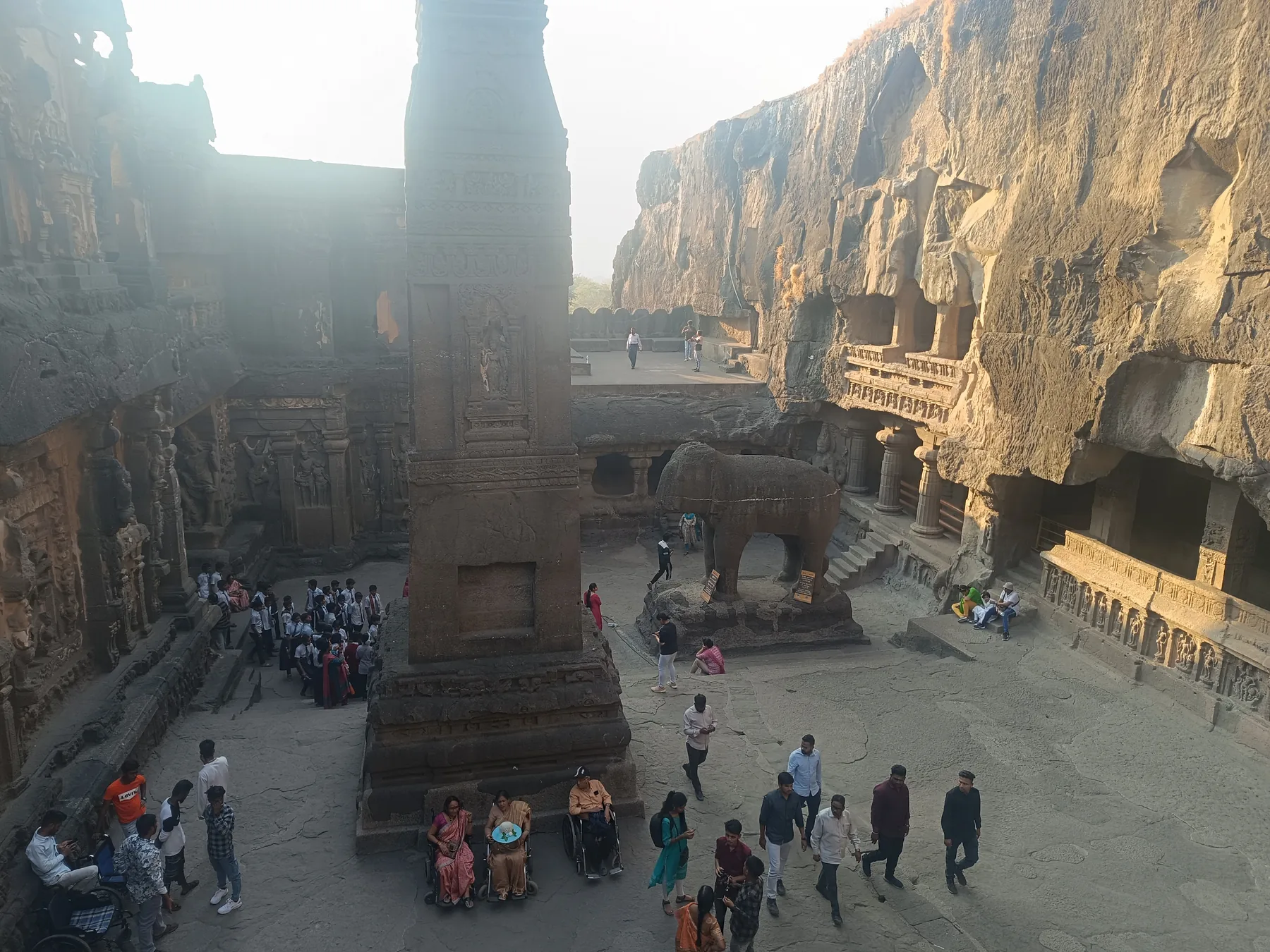 Yekpare Kailasa tapınağı Ellora’daki derin bazalt avludan yükseliyor; üç yanda dik kesilmiş kaya ve sütunlu galerilerle çevrili.