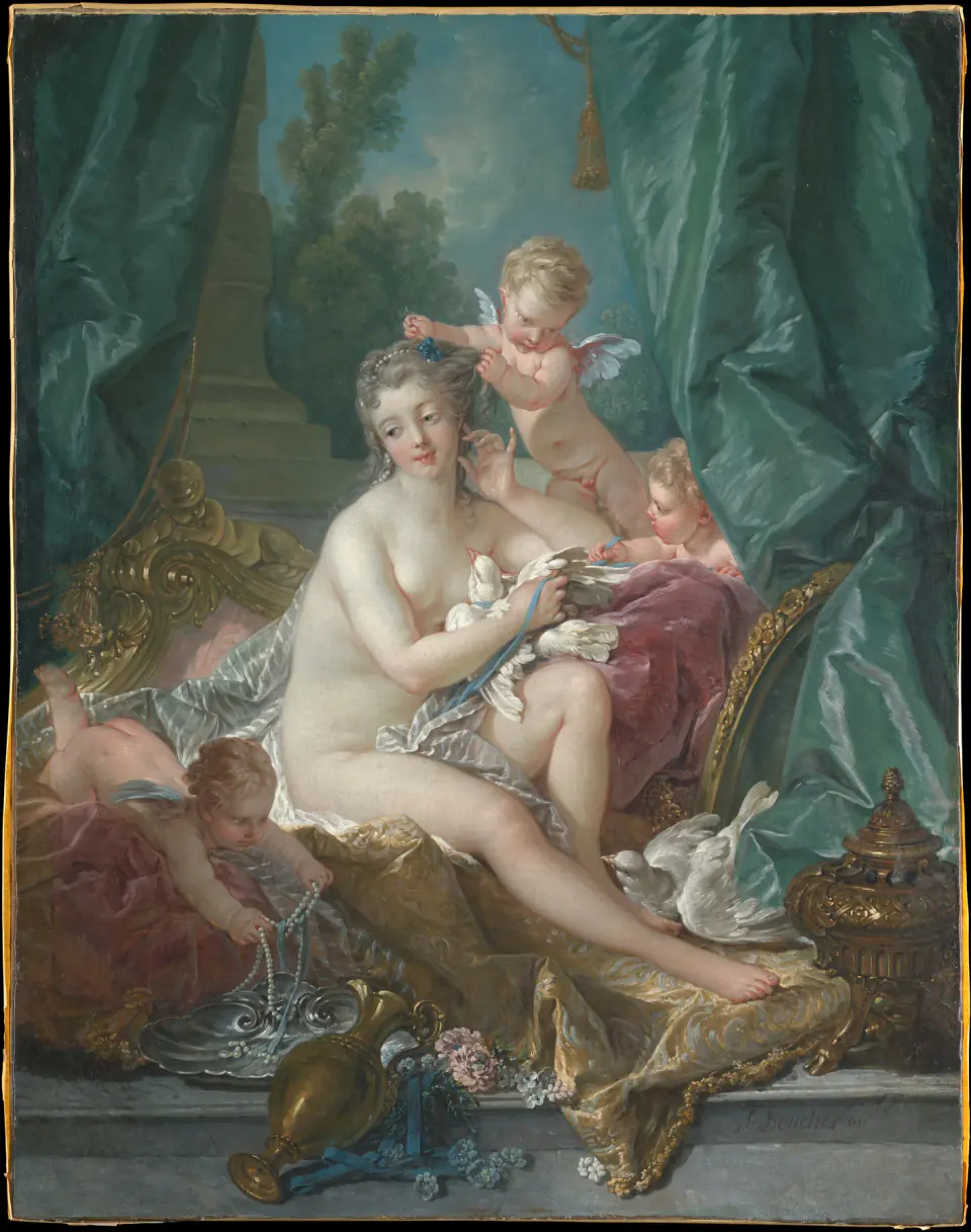 Venüs, François Boucher'nin mahrem mitolojik iç mekânında mavi-yeşil perdeler, saten, çiçekler, inciler, güvercinler ve oyunbaz puttiler arasında oturuyor.