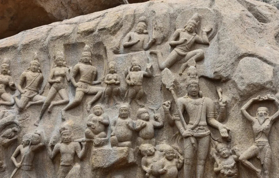 Mamallapuram’da Shiva ile bir çilecinin çevresinde birleşen ayakta, oturur ve havada figürlerle dolu granit kabartma.